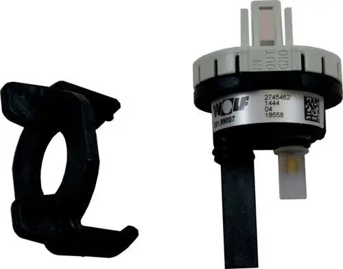Druckflusssensor von Wolf, bestehend aus einem Sensor und einer Halterung. Der Sensor hat eine Steckeranschlussmöglichkeit für die Verbindung.